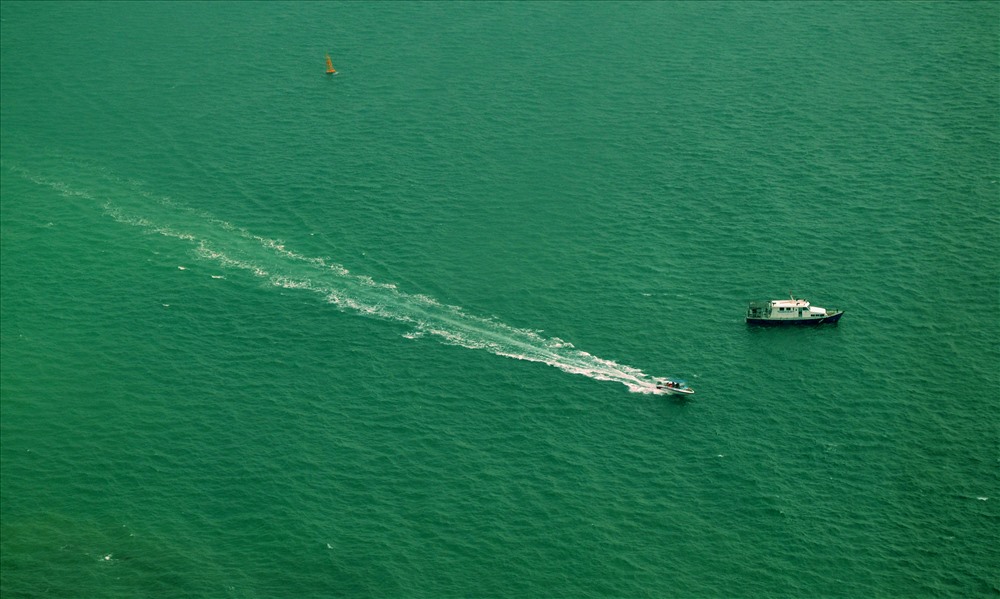 Không chỉ tận hưởng được đường vẻ từ nét cọ của chiếc tàu lướt sóng trên nền biển xanh. (Ảnh: Lục Tùng)