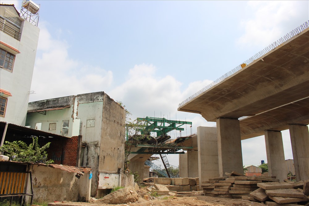 Nhiều nhà dân ở Bình Chánh đã tháo dỡ để thi công công trình.