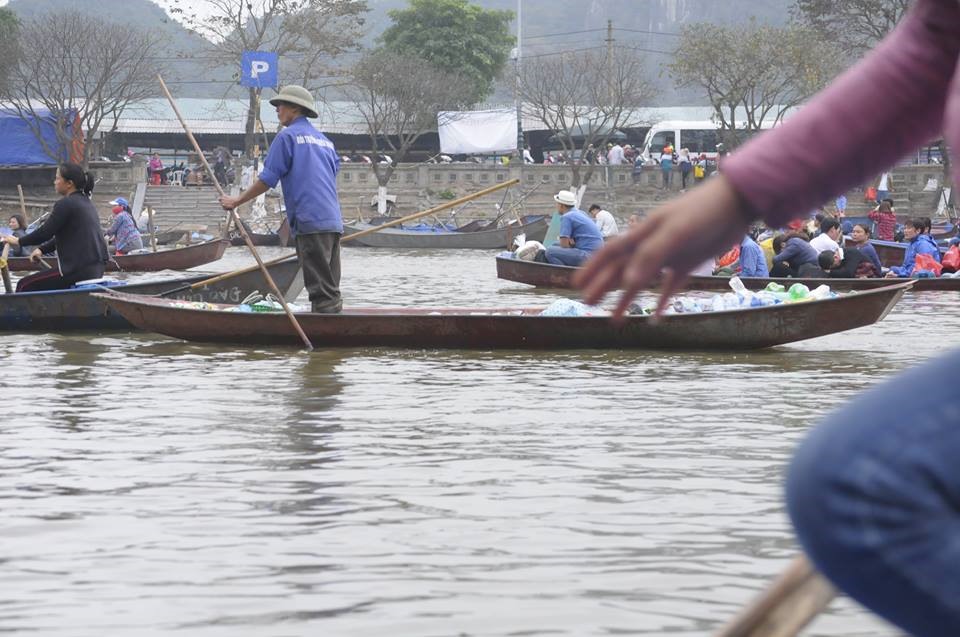 Luôn có những chiếc thuyền vớt rác trên dòng suối này. Ảnh: Trần Vương