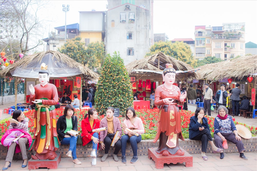 Những tiểu cảnh: chòi coi thi, cây may mắn...cũng được dựng lên để du khách có thể chụp ảnh 