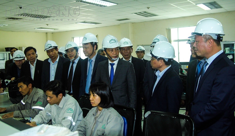 Bộ trưởng Trần Tuấn Anh thăm, động viên các cán bộ kỹ thuật tại phân xưởng phân ly không khí của nhà máy đạm Ninh Bình.