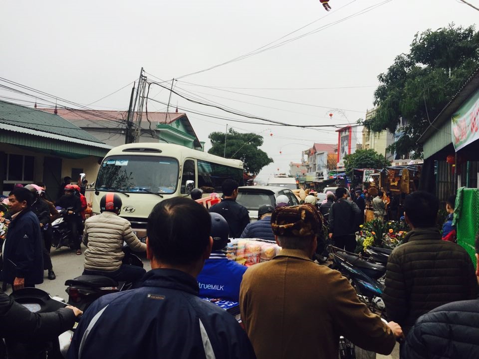 Là một trong những lễ hội nổi tiếng ở miền Bắc, hội Chợ Viềng được tổ chức tại xã Kim Thái, huyện Vụ Bản, tỉnh Nam Định có số lượng người đổ về đông đảo, quốc lộ 21B đang trở nên đông đúc.
