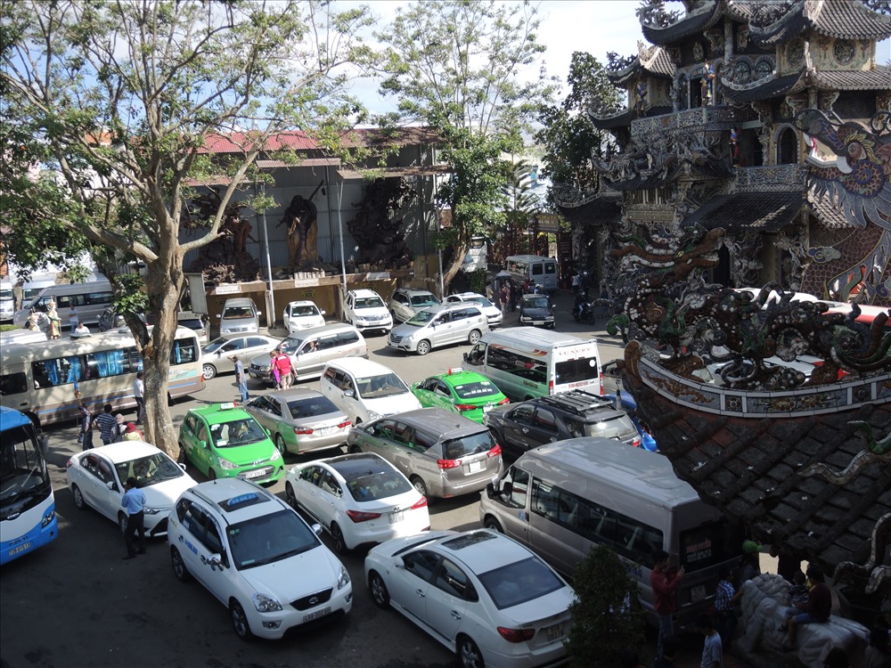 Sân chùa Linh Phước đầy xe ô tô (ảnh K.Q)