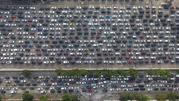 Ngày 21/2, hơn 10.000 chiếc xe bị tắc nghẽn tại thành phố Hải Khẩu, tỉnh Hải Nam, Trung Quốc. Dòng xe kéo dài nhiều km khiến ai cũng ngán ngẩm.
