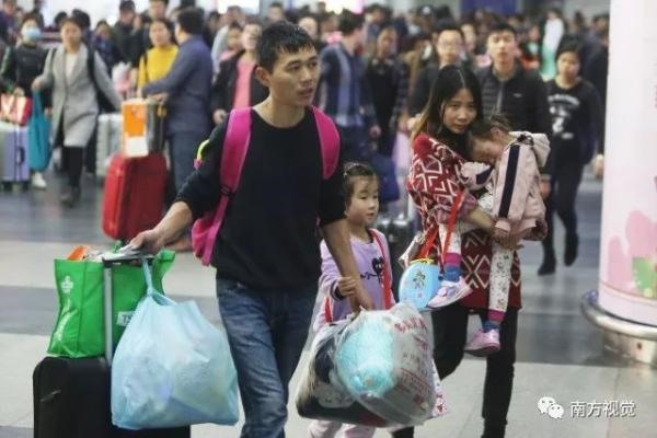 Tại ga tàu Thâm Quyến, tỉnh Quảng Đông, các gia đình tất bật tay xách nách mang để chuẩn bị một hành trình di chuyển gian nan. Tình trạng ùn tắc tại Trung Quốc vẫn sẽ kéo dài khi người dân chuẩn bị đổ về các thành phố lớn