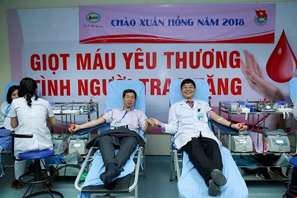 TS. Trần Ngọc Quế - Giám đốc Ngân hàng Tế bào gốc (bên phải) hiến máu lần thứ 50 (Ảnh: C.Thắng)