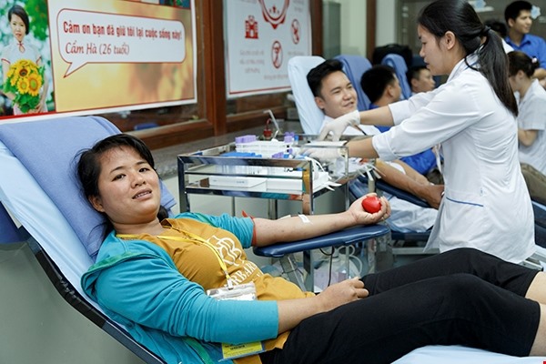 Chị Nguyễn Thị Thúy, người nhà bệnh nhân đang điều trị tại khoa Điều trị hóa chất muốn góp phần cứu những người bệnh khác (Ảnh: C.Thắng)