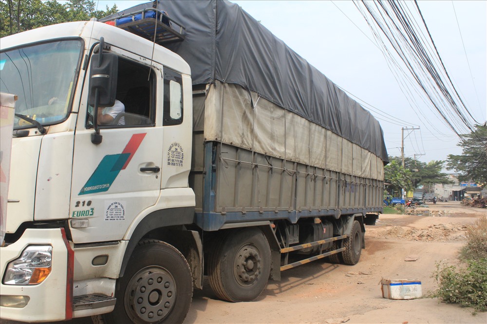 Theo người dân xe tải nặng là một trong những nguyên nhân khiến đường bị hư hỏng nặng