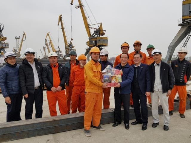 Đồng chí Nguyễn Duy Thịnh - Ủy viên Ban Thường vụ CĐ TCty Hàng hải VN trao quà cho các tổ đội sản xuất thuộc Cty TNHH MTV Cảng Hoàng Diệu. Ảnh: CDL