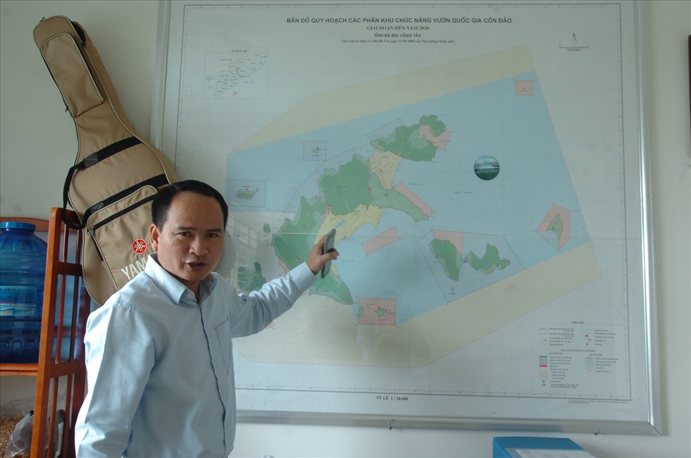 Giám đốc Vườn Quốc gia Côn Đảo Nguyễn Khắc Pho giới thiệu cho tôi biết về quần đảo.
