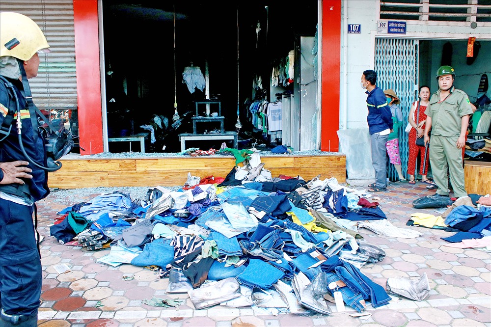 Hiện trường vụ cháy shop quần áo (ảnh: Dương Thu)
