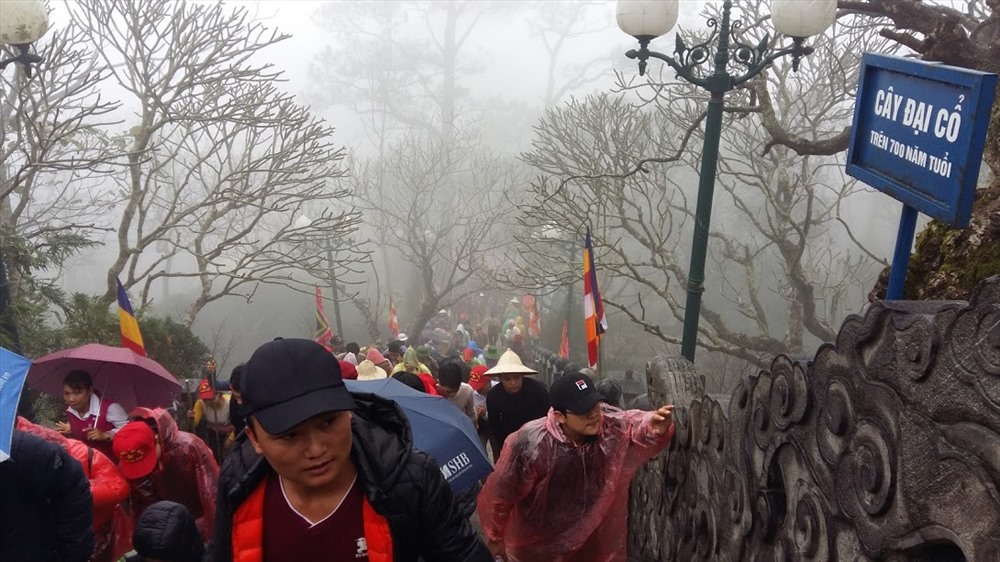 Bất chấp mưa lạnh, ngày 23.2, hàng vạn du khách, tăng ni, phật tử vẫn hành hương lên Yên Tử. Ảnh: Nguyễn Hùng