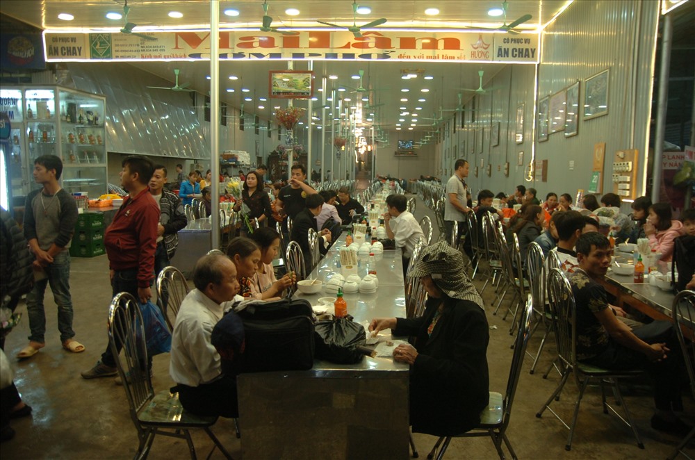Du khách ăn sáng chuẩn bị khởi hành lên Hương Sơn.