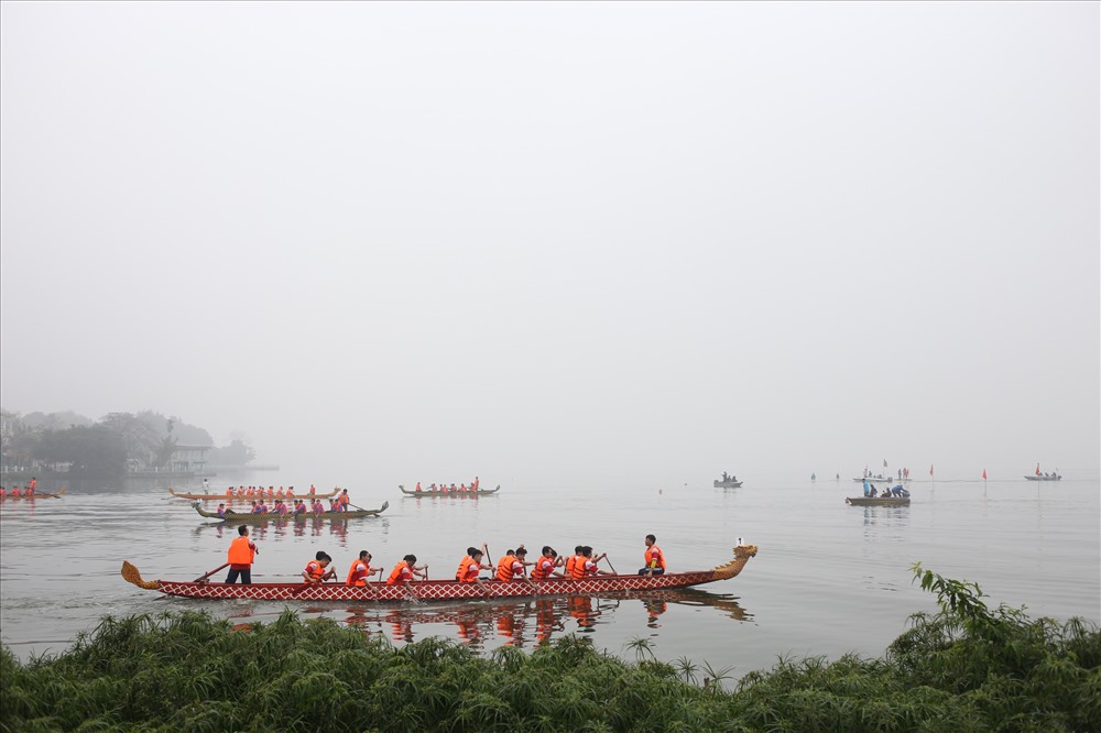Đây là lần đầu tiên, lễ hội đua thuyền được tổ chức tại Hồ Tây với đường đua dài 600m từ chùa Trấn Quốc (đường Thanh Niên, Hà Nội) tới vườn hoa Lý Tự Trọng.