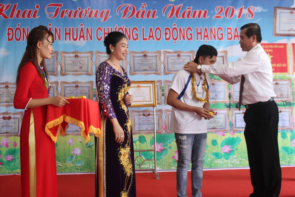 Ông Chủ tịch UBND tỉnh Tiền Giang có mặt cùng trao quà cho CNLĐ.