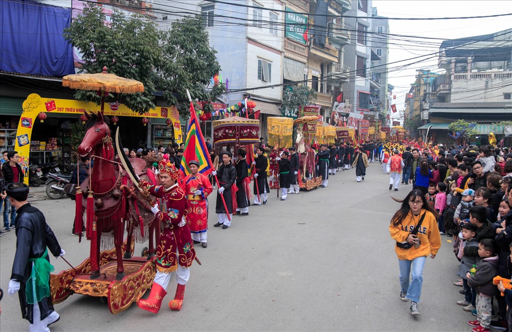 Lễ hội làng Triều Khúc được tổ chức hàng năm nhằm tưởng nhớ vị Thành hoàng là Bố Cái Đại Vương Phùng Hưng.