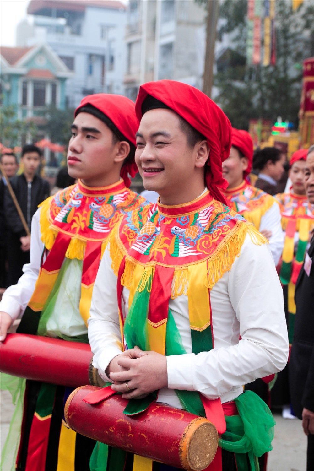 Những chàng trai múa đánh Bồng được tuyển chọn kỹ lưỡng với nhiều tiêu chí khắt khe: đó là con trai gốc của làng Triều Khúc, mặt mũi khôi ngô, học hành giỏi giang, biểu diễn uyển chuyển, nhất là đôi mắt khi diễn phải nhìn đong đưa, trìu mến với bạn diễn cùng. 