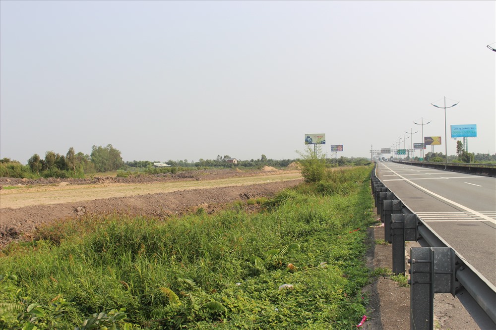 Điểm đầu của dự án tiếp giáp với đoạn cuối của đường cao tốc TP.HCM - Trung Lương đang được san lấp..
