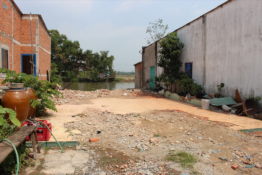 Một nhà dân ở huyện Tân Phước vừa tháo dỡ để giao mặt bằng cho dự án.