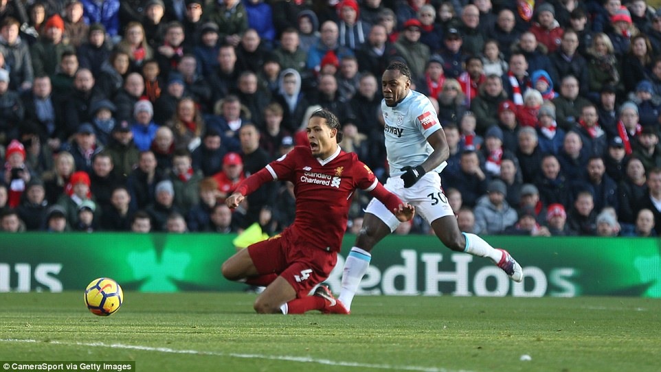 Michail Antonio (phải) là người ghi bàn duy nhất cho West Ham ở trận này. Ảnh: Getty Images.