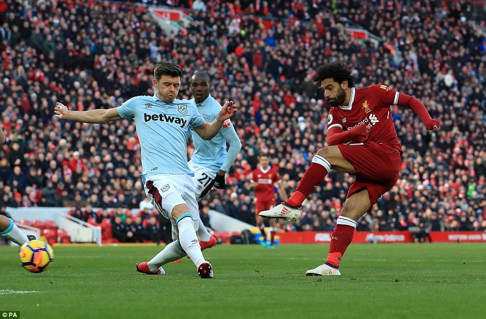 Mohamed Salah (phải) có pha lập công thứ 31 trên tất cả các đấu trường ở mùa này cho Liverpool. Ảnh: PA.