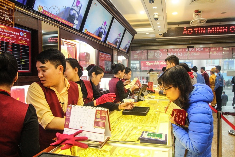 Hình ảnh dòng người đứng chờ lúc 5h36 tại tiệm vàng Bảo Tín Minh Châu.