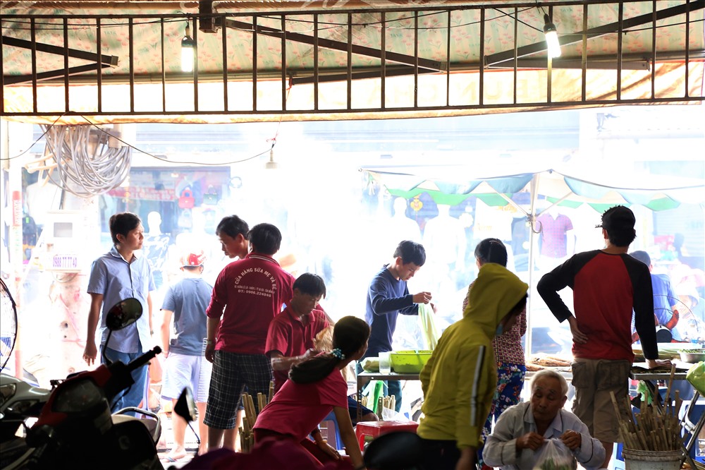 Khung cảnh tấp nập nhìn từ bên trong một cửa hàng bán cá lóc nướng trên đường Tân Kỳ-Tân Quý sáng nay. Ảnh: Trường Sơn