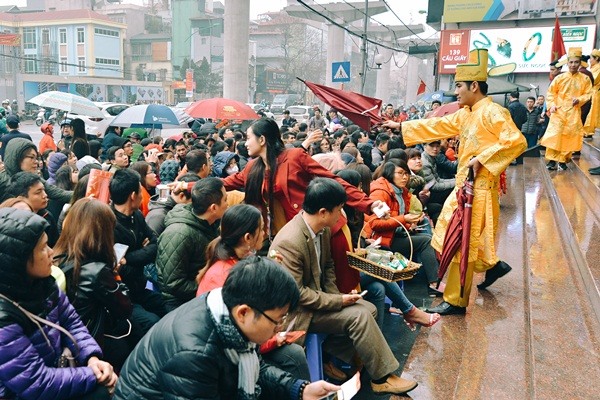 Cửa hàng Bảo Tín Minh Châu (Cầu Giấy) tổ chức các hoạt động ngoài lề trong khi khách xếp hàng chờ đợi.