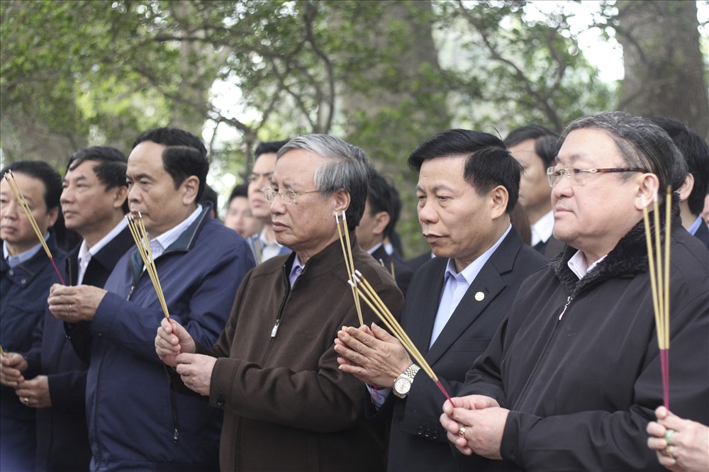 Đoàn đại biểu dâng hương tại khu lăng mộ Kinh Dương Vương. Ảnh Trần Vương