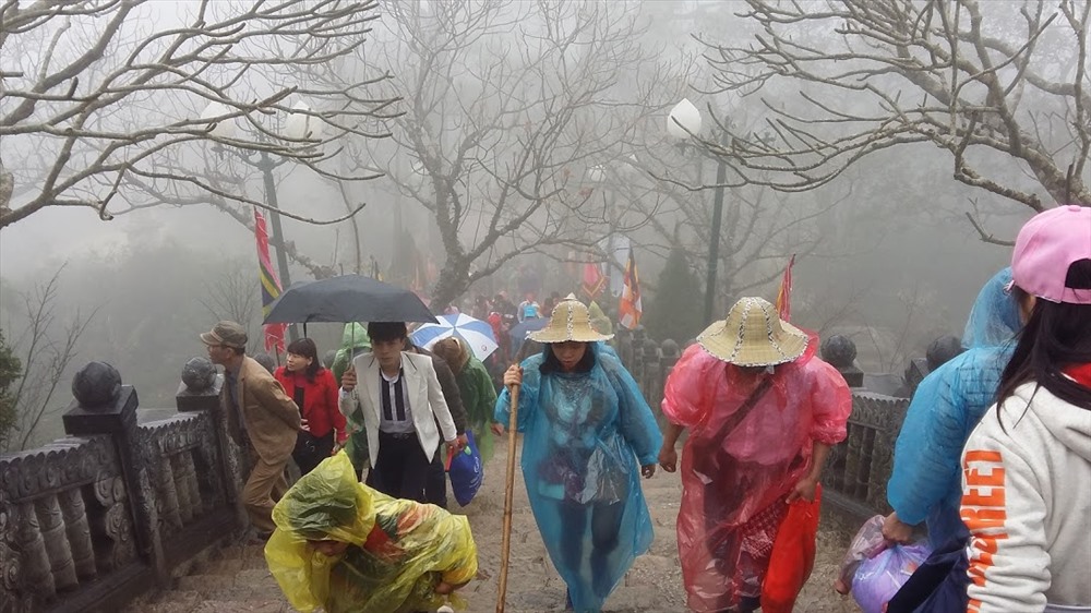 Cả ngàn du khách thập phương bất chấp thời tiết mưa gió hành hương lên Yên Tử trong ngày khai  hội. Ảnh: T.N.D