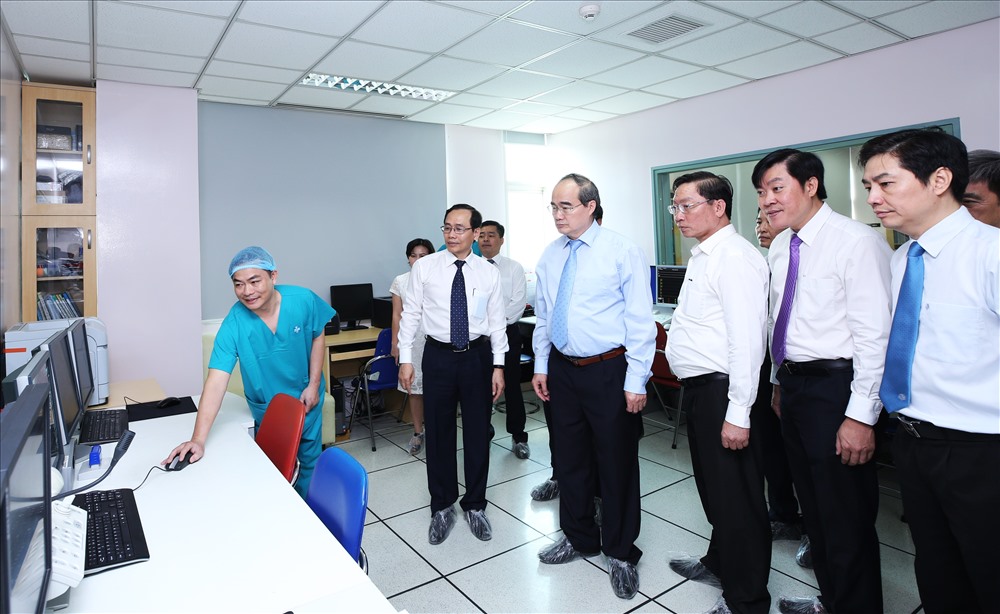 Ông Nguyễn Thiện Nhân - Ủy viên Bộ chính trị, Bí thư Thành ủy TPHCM thăm bệnh viện và động viên cán bộ y tế BV ĐHYD