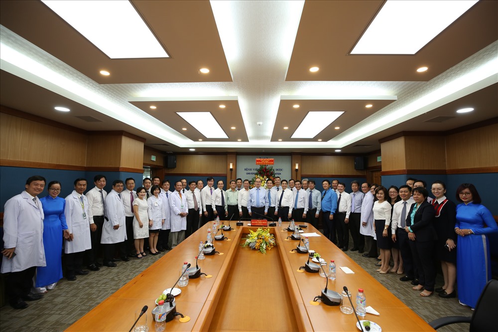 Ông Nguyễn Thiện Nhân - Ủy viên Bộ chính trị, Bí thư Thành ủy TPHCM chụp ảnh lưu niệm cùng đội ngũ thầy thuốc và nhân viên y tế BV ĐHYD