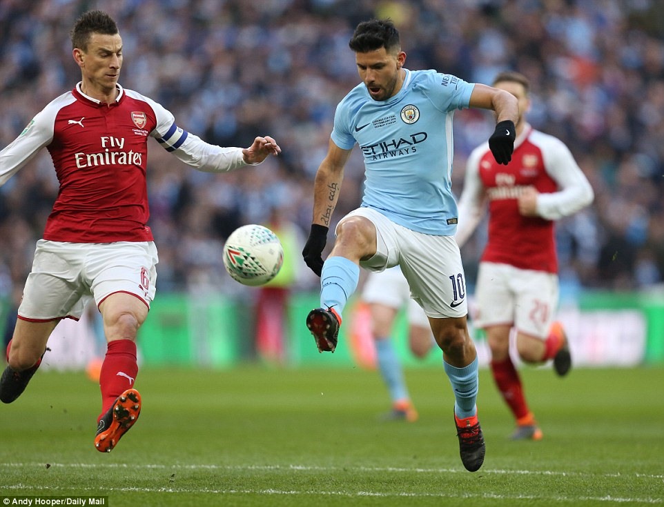 Cú đá dẫn tới bàn mở tỷ số của Aguero (áo xanh). Ảnh: Daily Mail.