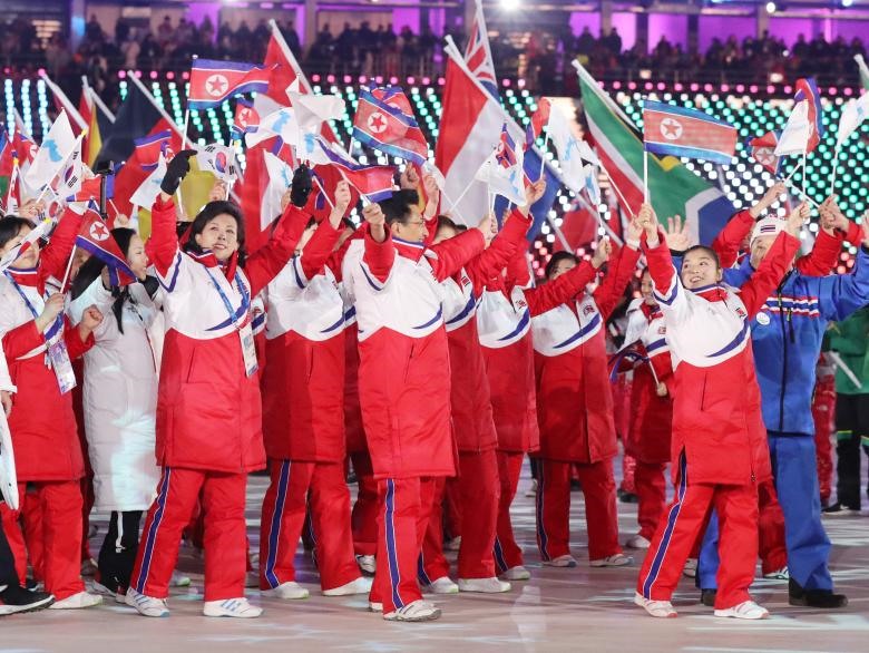 Vận động viên Triều Tiên mặc đồng phục đỏ. Ảnh: Reuters. 