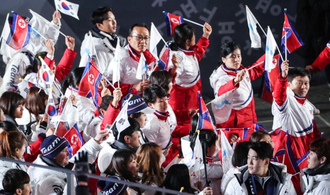 Vận động viên Hàn Quốc, Triều Tiên vẫy cờ Tổ quốc. Ảnh: Yonhap. 