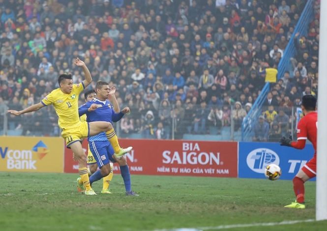 Tuyển thủ U23 Việt Nam Xuân Mạnh vừa mắc sai lầm nghiêm trọng, khiến SLNA đánh mất Siêu cup QG 2018. Ảnh: TPO