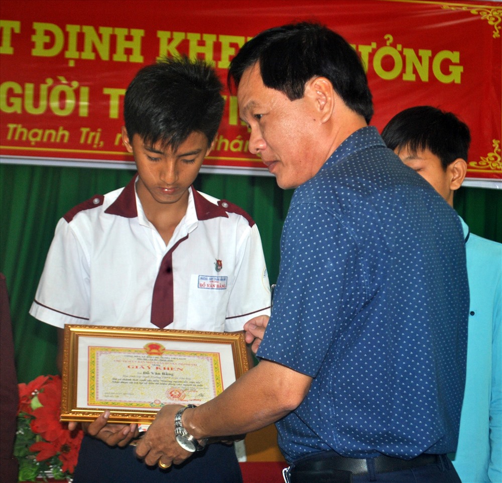Phó chủ tịch UBND huyện Thạnh Trị Trương Vũ Phương trao giấy khen cho các em (ảnh Nhật Hồ)