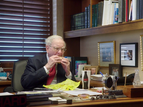 Bữa sáng của Warren Buffett thường là thức ăn nhanh (ảnh: HBO).