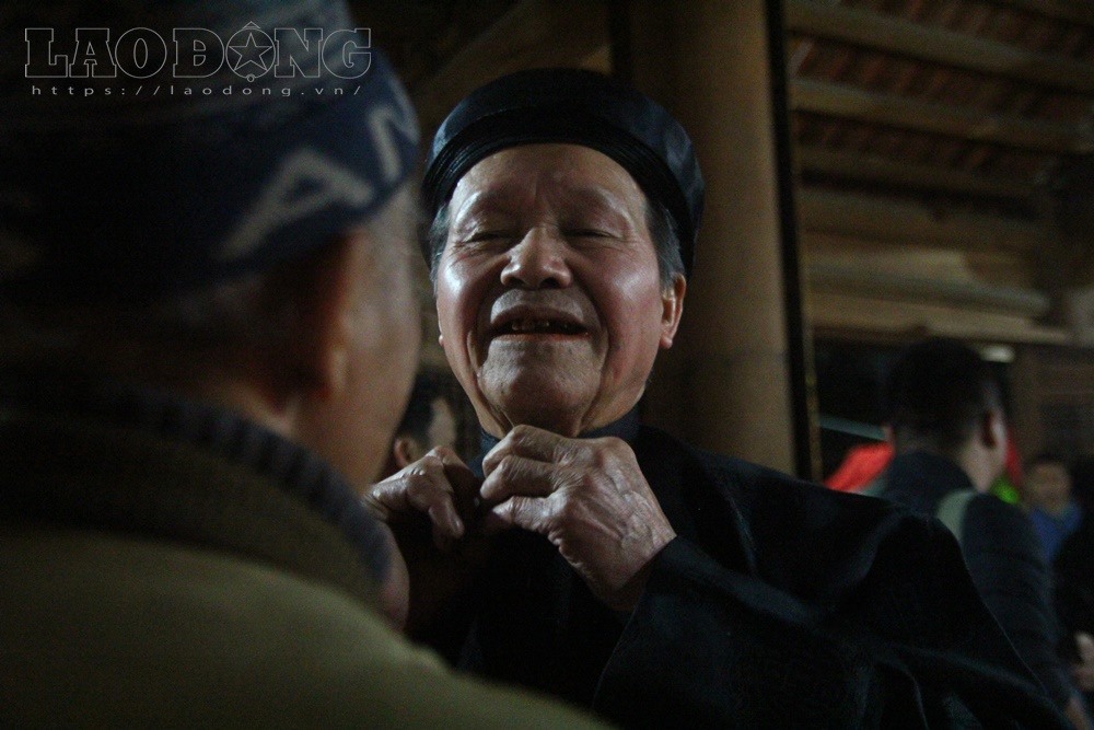 Trước khi làm lễ các cụ cao niên trong làng phải chuẩn bị mũ áo cẩn thận, nghiêm tề.