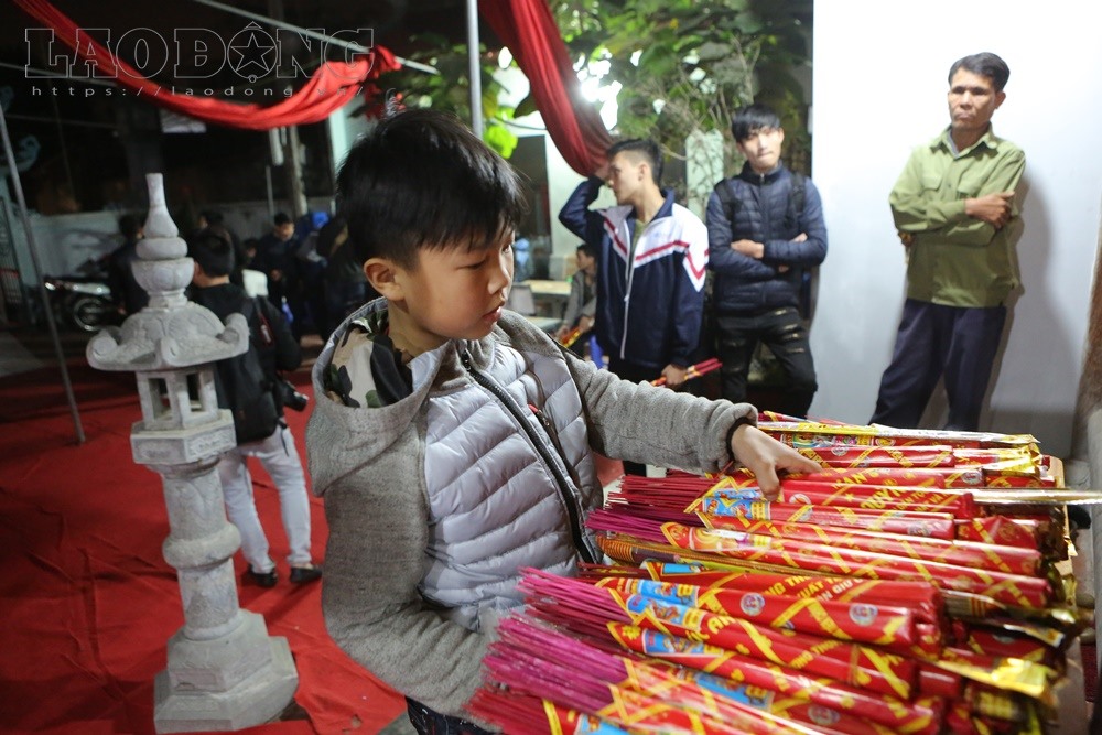 Mặc dù 20h30 mới đến lễ xin lửa may mắn nhưng từ 19h tối, người dân trong làng đổ ra Đình An Định để xin đỏ.