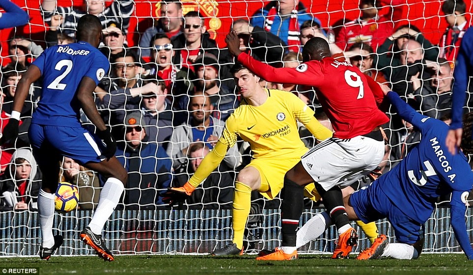 Bàn gỡ hòa của Lukaku (áo đỏ) trong trận Man United 2-1 Chelsea. Ảnh: Reuters.