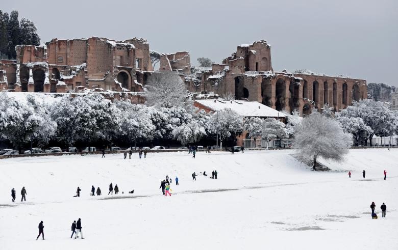 “Thành phố Vĩnh cửu” Rome hóa thành thiên đường mùa đông khi một khối khí lạnh từ vùng Siberia tràn xuống, gây ra đợt tuyết rơi lớn nhất trong 6 năm tại thủ đô Italy.