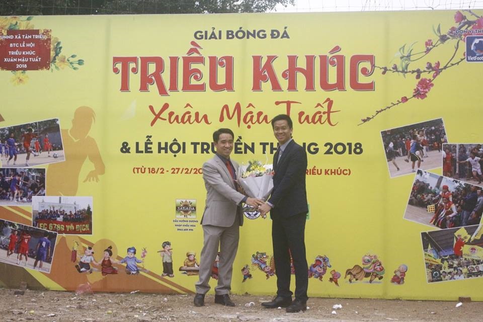 Huyện ủy viên, Chủ tịch UB ND xã Tân Triều tặng hoa cảm ơn đơn vị thực hiện giải đấu Vietfootball