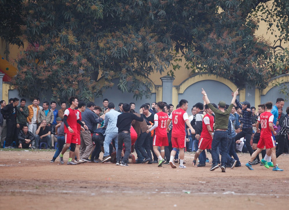 Khán giả ùa vào sân ăn mừng mỗi khi đội bóng ghi bàn.