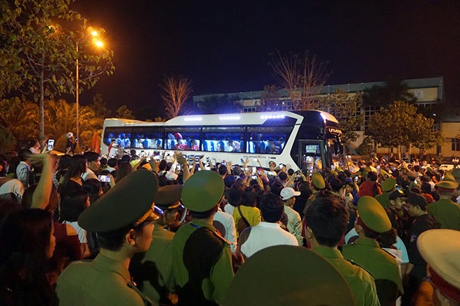 Xe buýt chở đội HAGL bị fan quây chặt sau trận đấu, phải rất khó khăn các cầu thủ mới về được đến khách sạn để nghỉ ngơi.