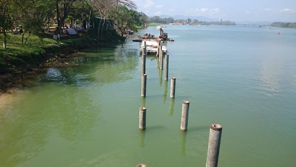 Đường đi bộ trên sông Hương bằng gỗ lim đang được thi công. Ảnh: H.V.M