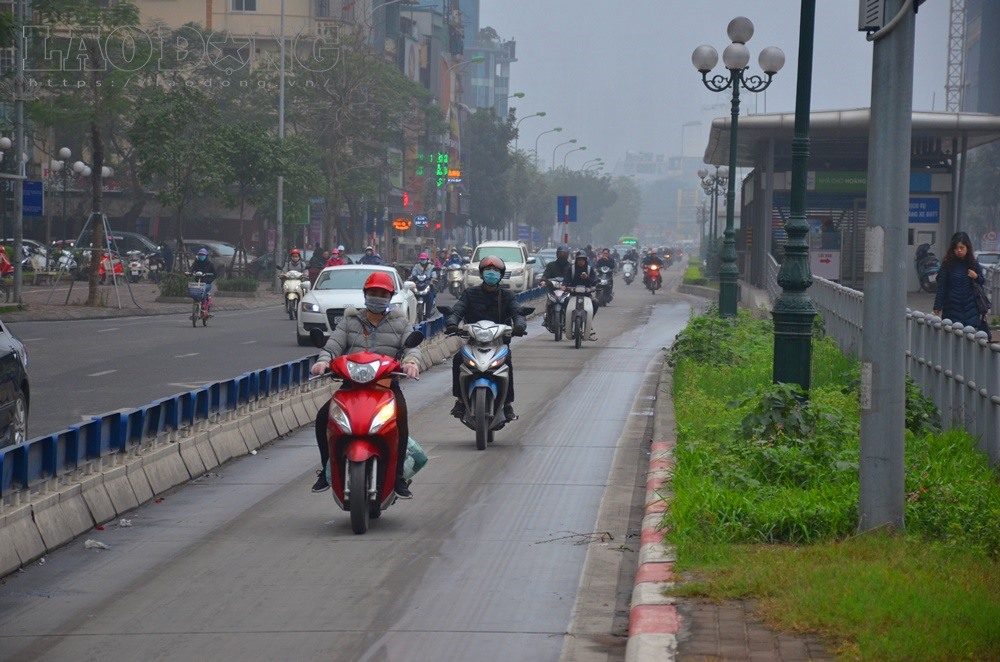 Một số tuyến đường có dải phân cách cứng giữa làn BRT và làn đường thường, nhưng các phương tiện vẫn bất chấp đi vào. 