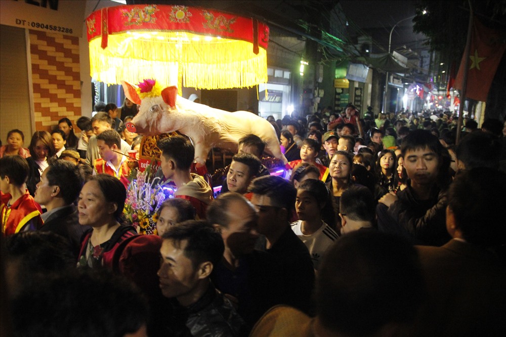 Tối 28.2 (13 âm lịch) tại làng La Phù (Hoài Đức, Hà Nội) đã diễn ra Lễ hội rước lợn