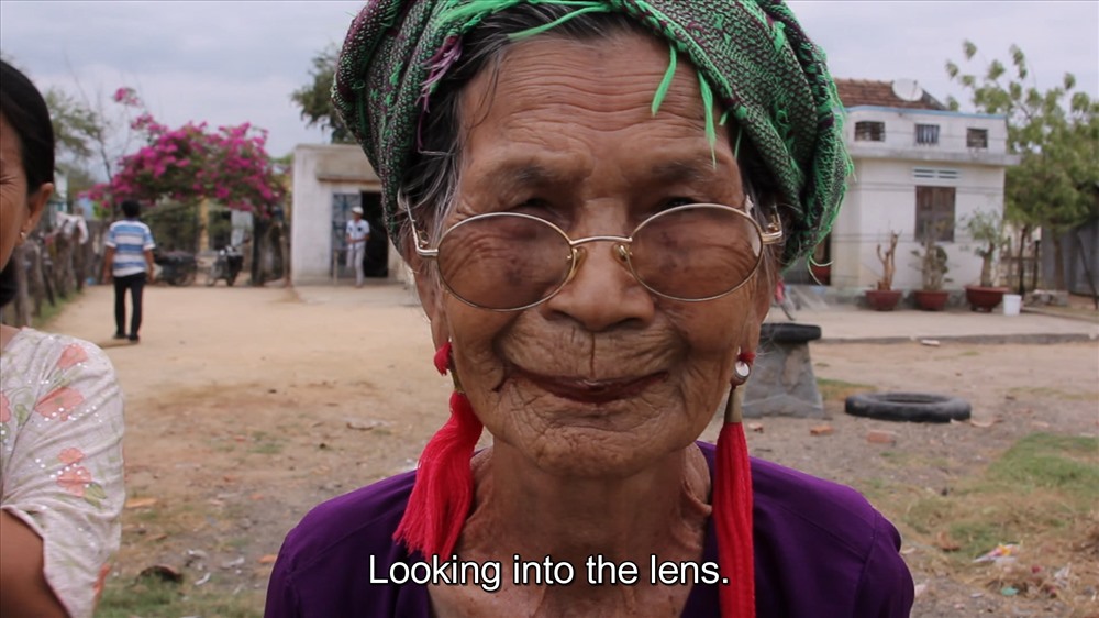  Cảnh cắt ra từ bộ phim Letters from Panduranga của nghệ sĩ Nguyễn Trinh Thi (bộ phim đoạt giải nhất hạng mục tác phẩm Digital của giải thưởng Prudential Eyes 2016).