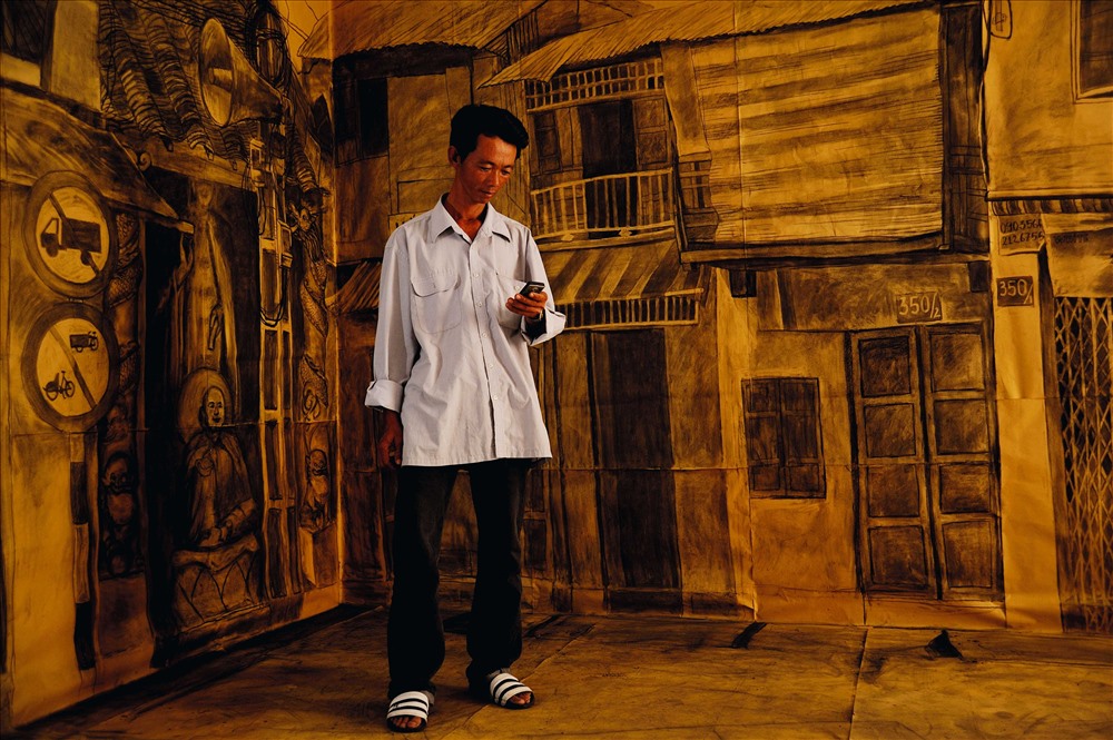 Hình trong tác phẩm Past Moved (Quá khứ di dời) của nghệ sĩ Bùi Công Khánh (Tác phẩm vào vòng chung kết giải thưởng nghệ thuật Châu Á Thái Bình Dương 2011).
